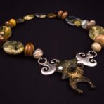 Collier avec un pendentif  Romaine antique en bronze. CO 503-AR