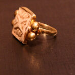 Bague avec une pierre du 17ème siècle avant JC. AN 113-OR
